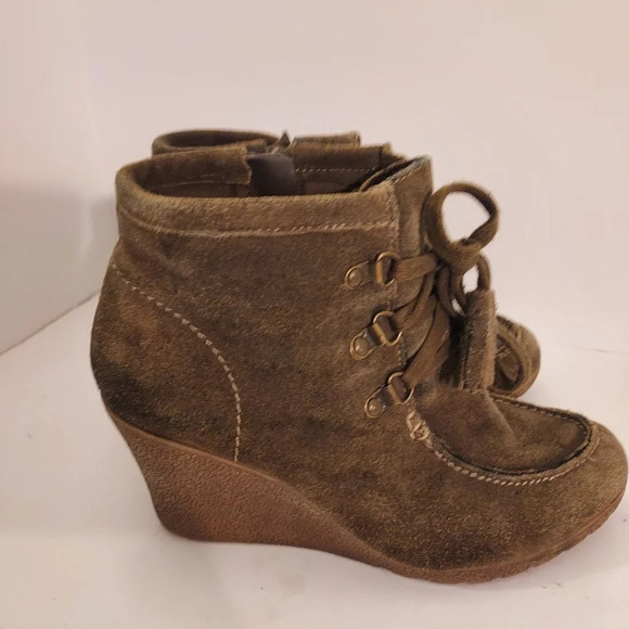 Mia Olive Green Suede Brisk Wedge Booties in Size 8 - Picture 5 of 12
